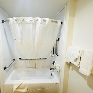 Suite mit Queensize-Bett für Gäste mit Behinderungen